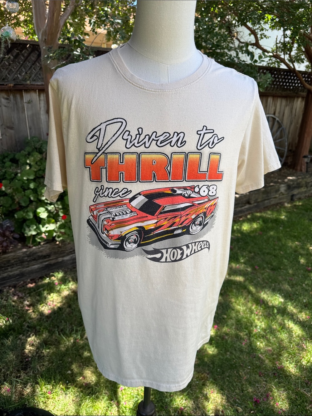 Hot Wheels Driven To Thrill Since 1968 T-Shirt Tee Cream Men's Size Large